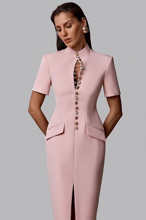 Платье с фигурным вырезом и рядом пуговиц