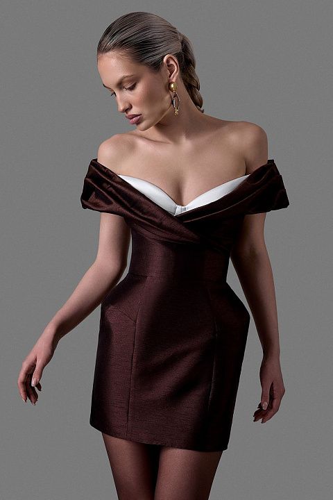 Платье мини с глубоким декольте