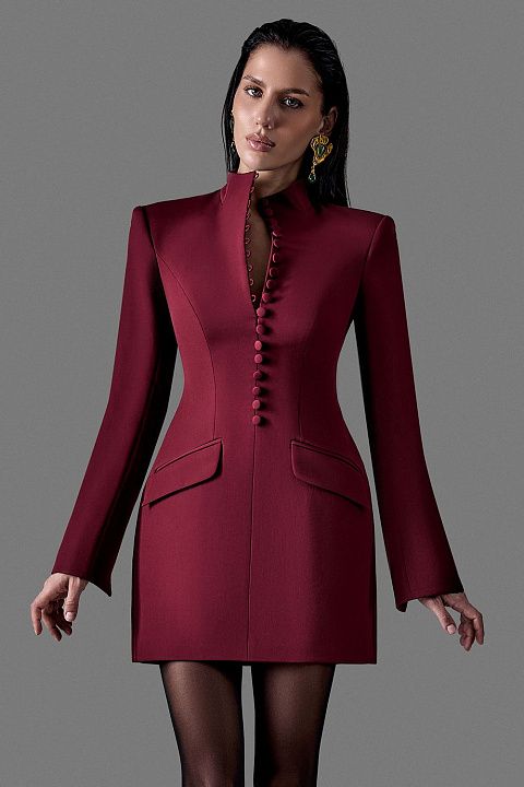 Стильное мини-платье с фигурным вырезом и рядом пуговиц