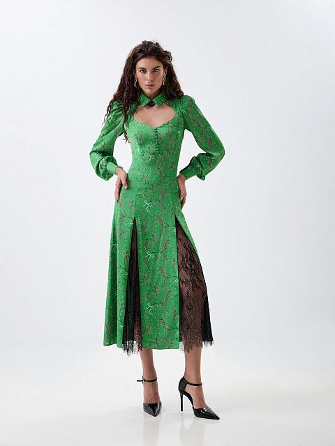 Платье с кружевной вставкой и вырезом-сердцем