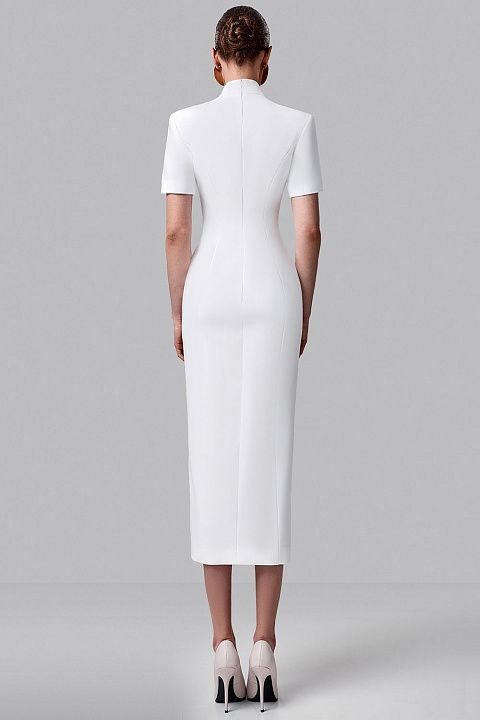 Платье с фигурным вырезом и рядом пуговиц