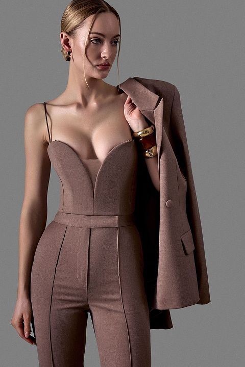 Корсет с глубоким вырезом и тонкими бретелями