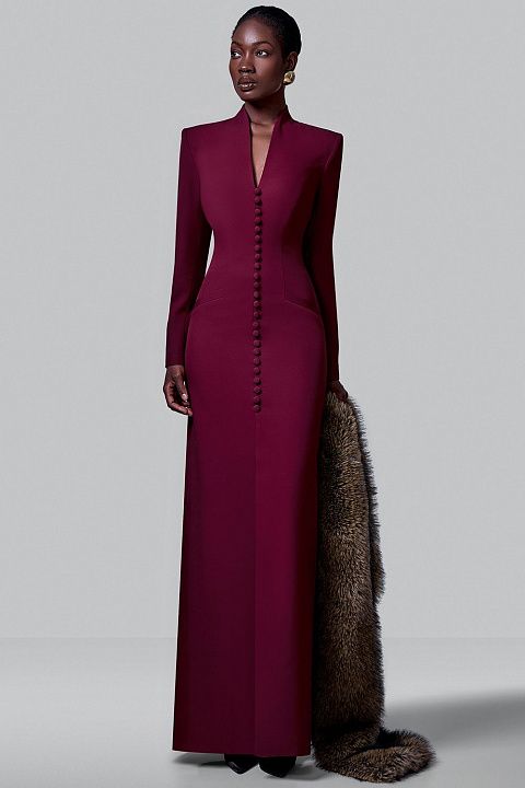 Платье в пол с фигурным вырезом и пуговицами