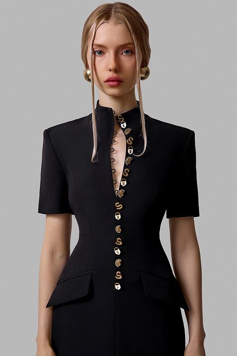 Платье с фигурным вырезом и рядом пуговиц