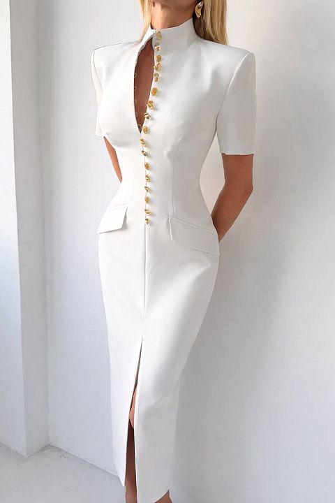 Платье с фигурным вырезом и рядом пуговиц