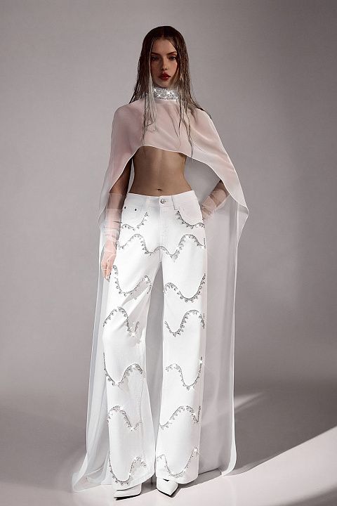 Джинсы прямого кроя с декоративным узором из страз