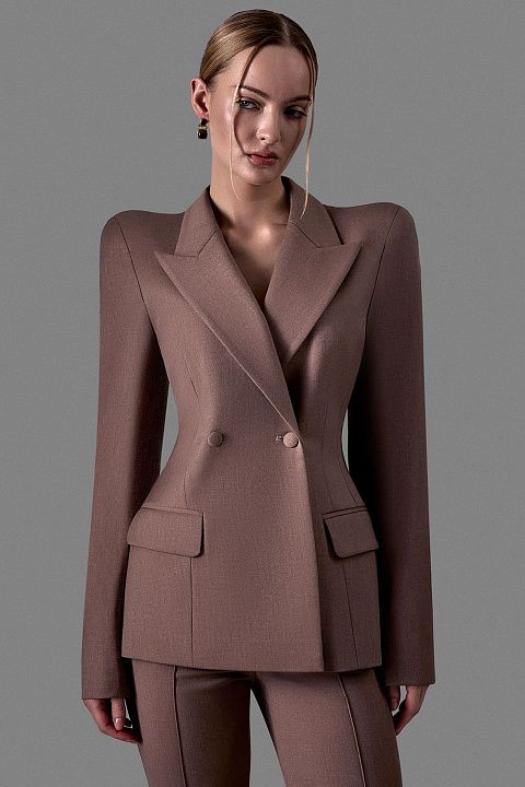 Жакет с острыми лацканами и выразительной линией плеч