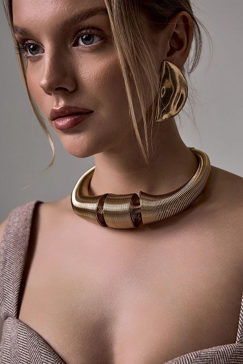 Металлический чокер с рельефной структурой