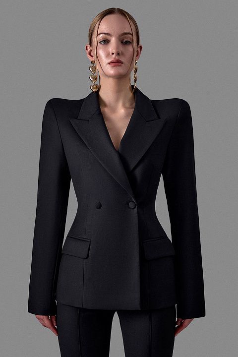 Жакет с острыми лацканами и выразительной линией плеч