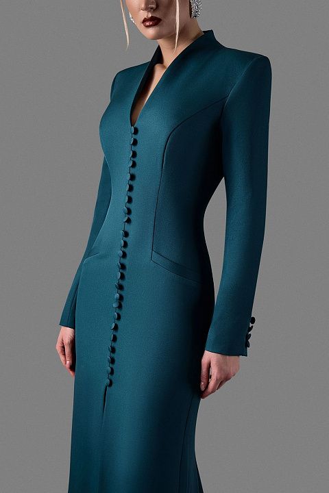 Платье в пол с фигурным вырезом и пуговицами