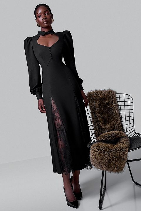 Платье с кружевной вставкой и вырезом-сердцем