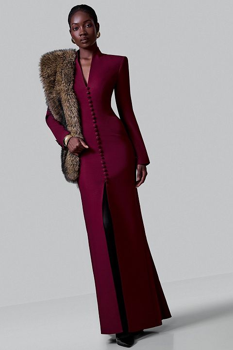 Платье в пол с фигурным вырезом и пуговицами