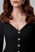 Жакет с акцентным декольте и декоративными пуговицами