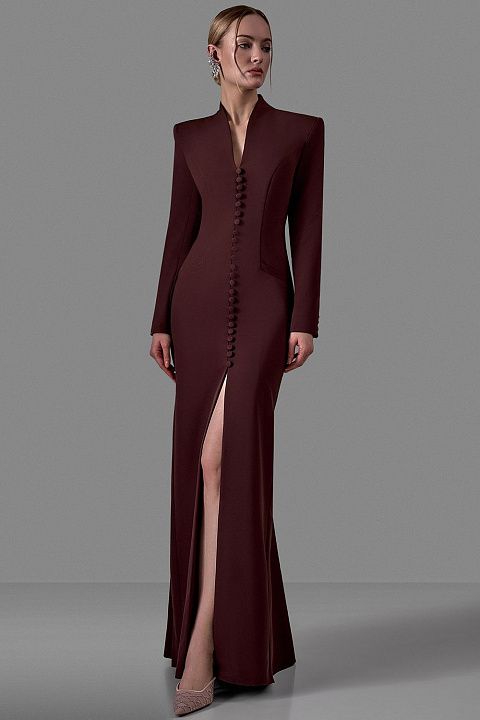 Платье в пол с фигурным вырезом и пуговицами