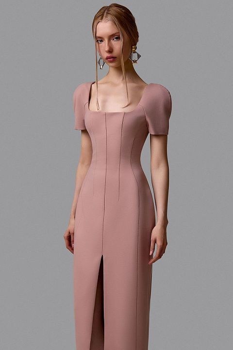 Платье-футляр с квадратным вырезом и рукавами-фонариками