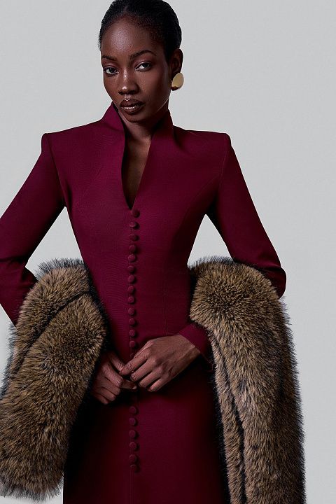 Платье в пол с фигурным вырезом и пуговицами