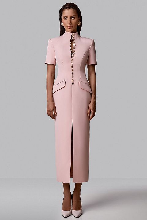 Платье с фигурным вырезом и рядом пуговиц