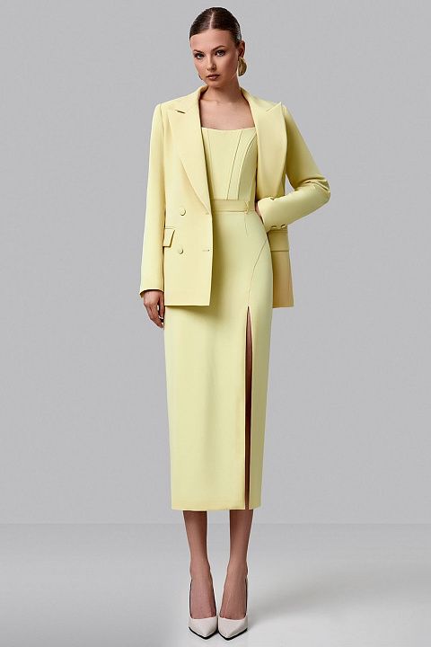 Двубортный жакет с акцентными плечами и приталенным силуэтом