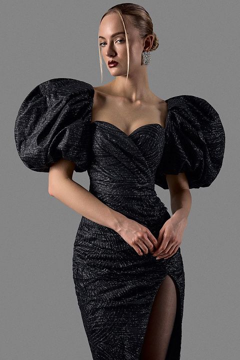 Блестящее платье с объемными рукавами 