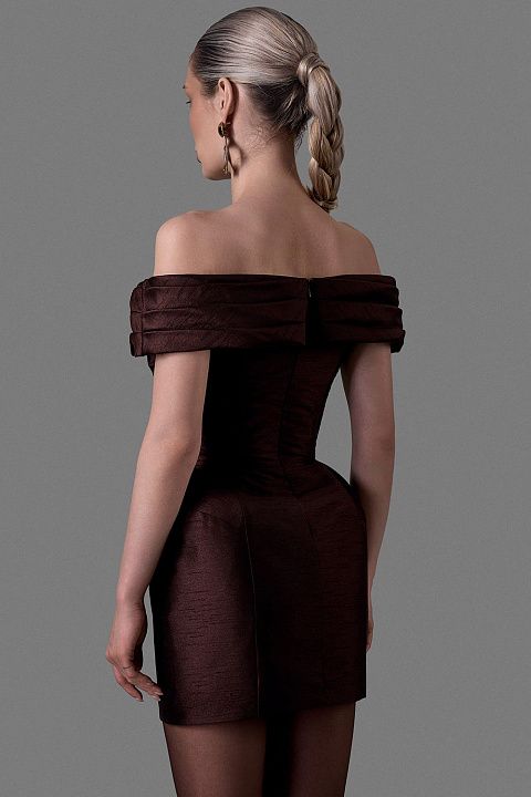 Платье мини с глубоким декольте