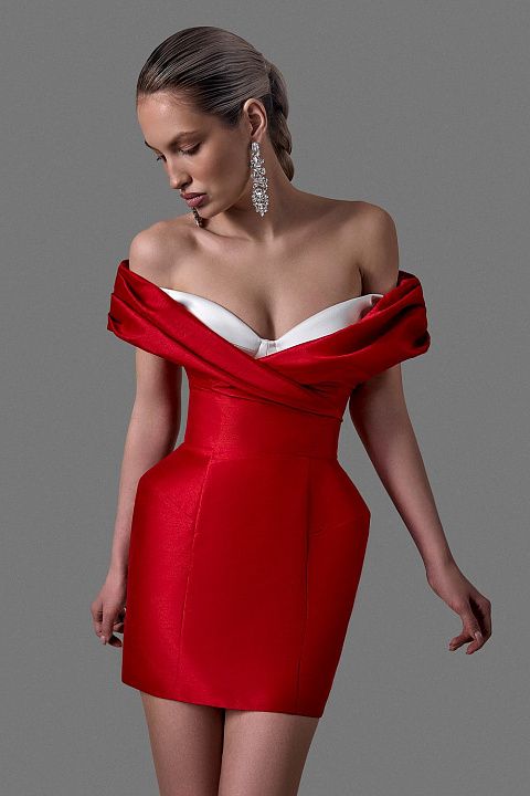 Платье мини с глубоким декольте