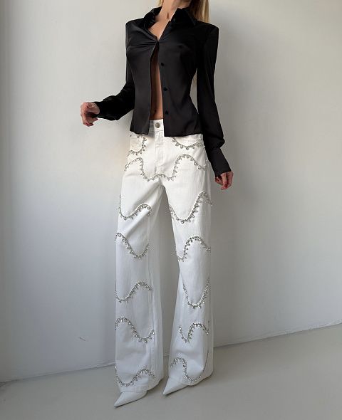 Джинсы прямого кроя с декоративным узором из страз