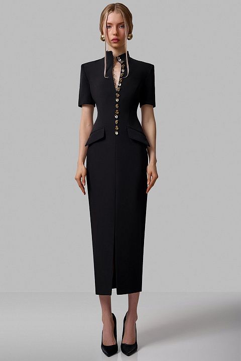 Платье с фигурным вырезом и рядом пуговиц