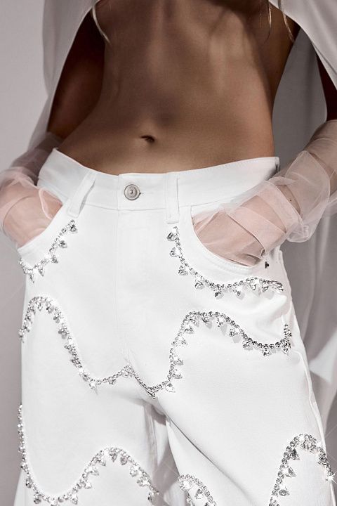 Джинсы прямого кроя с декоративным узором из страз