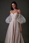 Puffy dress with voluminous sleeves