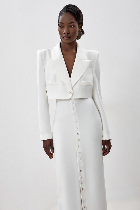 Укороченный жакет с акцентной линией плеч