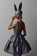 Блестящее платье с пышной юбкой
