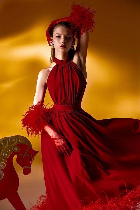 Платье-халтер с перьями